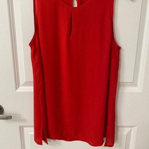 Violet + Claire Sleeveless Round Neck Top. Red. Medium. Officewear, Business - Picture 4 of 5
